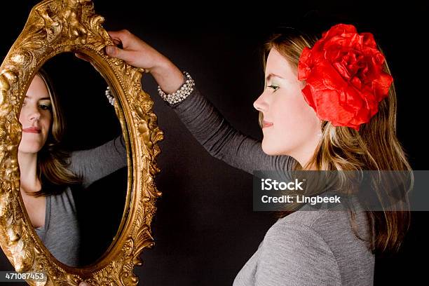 Mujer Joven Mirando En El Espejo Foto de stock y más banco de imágenes de 18-19 años - 18-19 años, Adolescencia, Adolescente