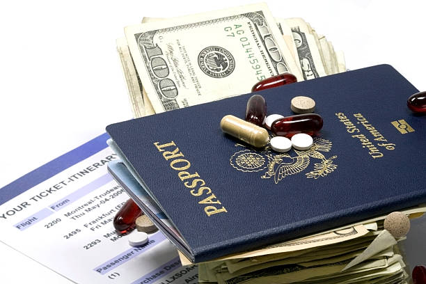 Passaporto, pillole, denaro e itinerario - foto stock
