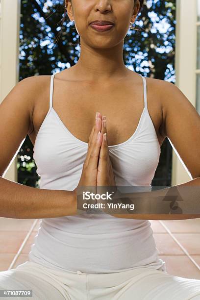 Yogaübung Stockfoto und mehr Bilder von Abgeschiedenheit - Abgeschiedenheit, Achtsamkeit - Persönlichkeitseigenschaft, Afrikanischer Abstammung