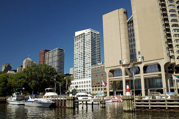 istock Chicago River Marina and Condos 471088123