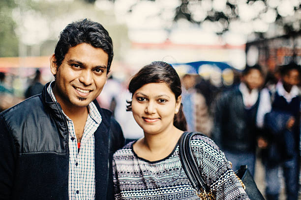 casal jovem em nova delhi - new delhi india indian culture indian ethnicity - fotografias e filmes do acervo