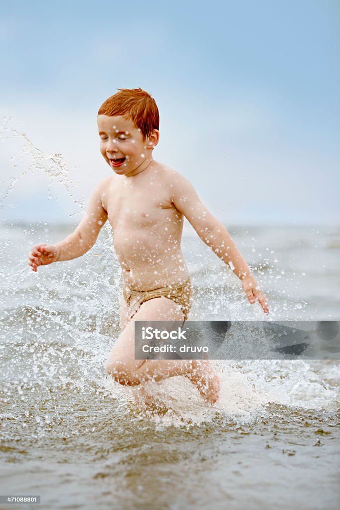 Diversión en la playa - Foto de stock de Natación libre de derechos