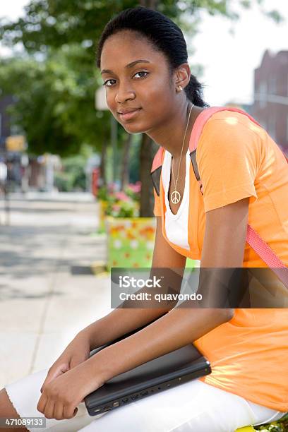 Ritratto Di Studente Adolescente Afroamericano Con Un Computer Portatile Allesterno Spazio Di Copia - Fotografie stock e altre immagini di 16-17 anni