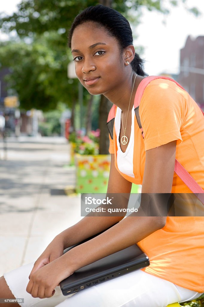 Adolescente afro-americana Retrato de estudante segurando Laptop ao ar livre, espaço para texto - Foto de stock de 16-17 Anos royalty-free
