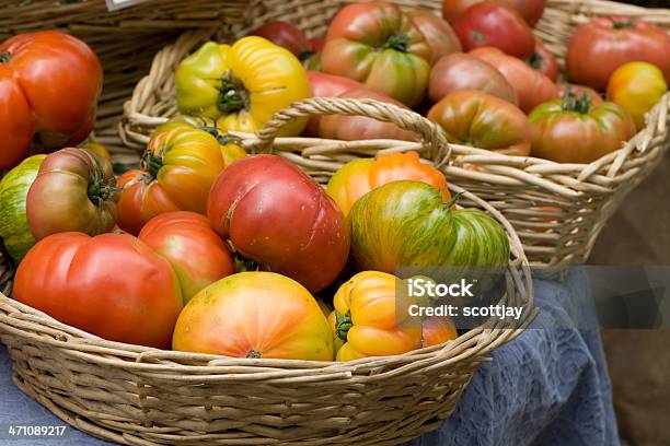 Pomodori Preziosi Che Rendono Il Locale Al Farmers Market - Fotografie stock e altre immagini di Pomodoro Antico