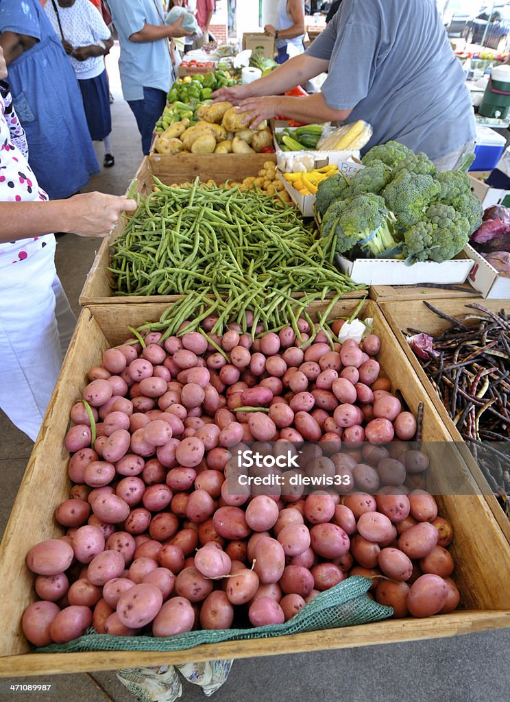 Nuevo papas en Farmer's Market - Foto de stock de Agricultura libre de derechos