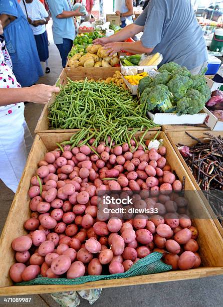 Nuevo Papas En Farmers Market Foto de stock y más banco de imágenes de Agricultura - Agricultura, Aire libre, Alimento