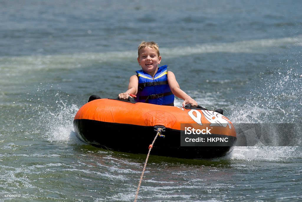 Junge hinter Boot in inner tube - Lizenzfrei Kind Stock-Foto