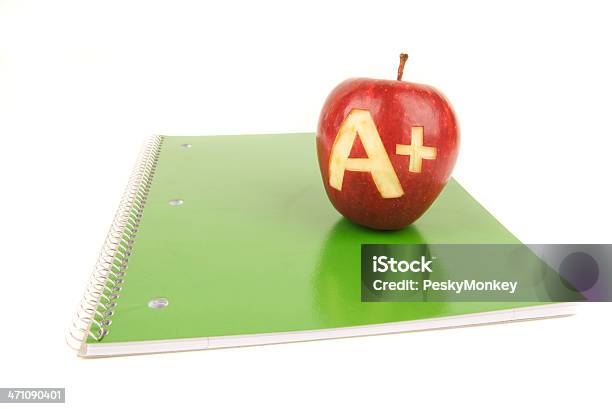 Apple Ein In Die Green School Spiralblock Weißem Hintergrund Stockfoto und mehr Bilder von Akademisches Lernen
