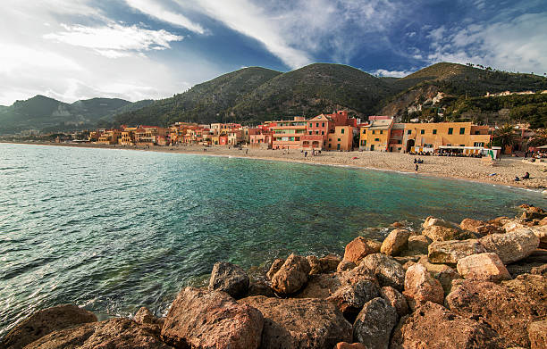 varigotti, la spiaggia di baia dei saraceni, ligurien. - meeresarm stock-fotos und bilder