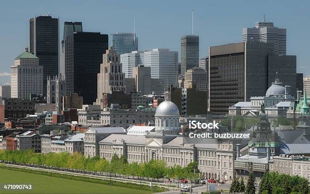 Foto de Nova E A Velha Montreal Edifícios Da Cidade e mais fotos de stock de Vista Aérea - Vista Aérea, Montreal, Vieux-Montréal