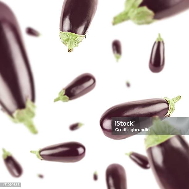 Berenjena Explosión Foto de stock y más banco de imágenes de Berenjena - Vegetal - Berenjena - Vegetal, Volar, Alimento