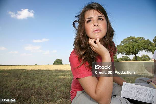 Mujer Joven Pensando En Lo Que Es La Lectura Foto de stock y más banco de imágenes de 20 a 29 años - 20 a 29 años, 20-24 años, Adulto