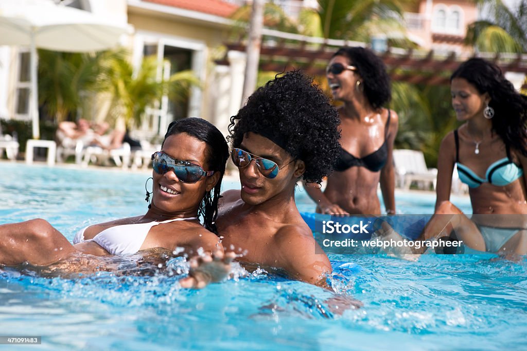 Zabawy w basenie. - Zbiór zdjęć royalty-free (Afroamerykanin)