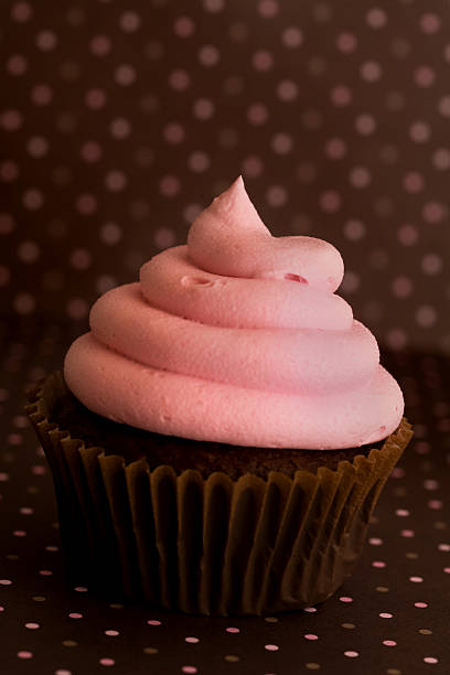 pink und schokolade cupcake mit punkten. - cupcake chocolate pink polka dot stock-fotos und bilder