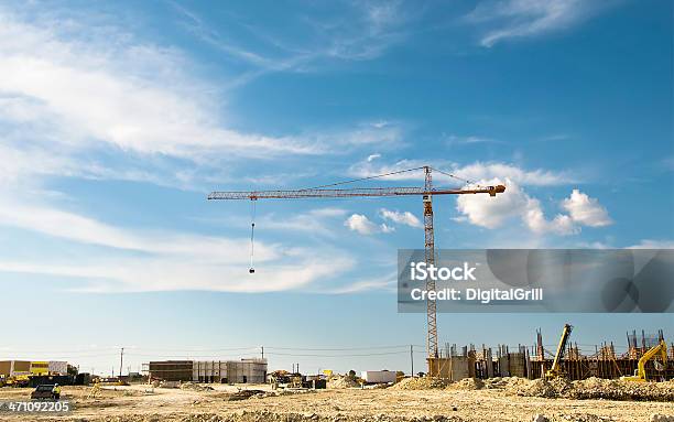 Construction Site - Fotografias de stock e mais imagens de Alto - Descrição Física - Alto - Descrição Física, Amarelo, Ao Ar Livre