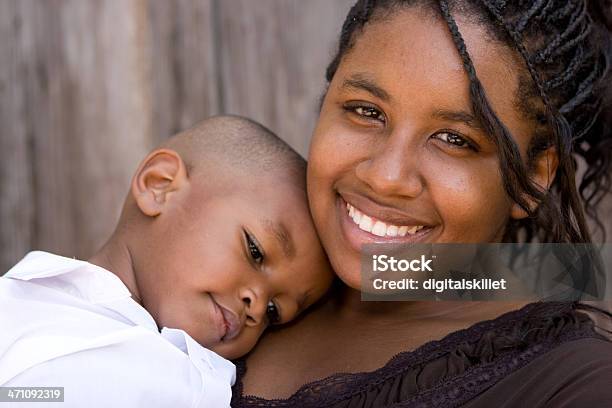 Adolescente Mom Foto de stock y más banco de imágenes de Embarazo de adolescente - Embarazo de adolescente, Africano-americano, Niño