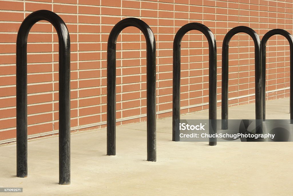 Parking vélo mur de briques avec terrasse - Photo de Arc - Élément architectural libre de droits