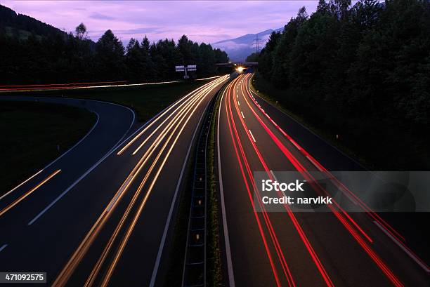 Tráfico De Autopista Por La Noche Foto de stock y más banco de imágenes de Anochecer - Anochecer, Autopista, Bosque