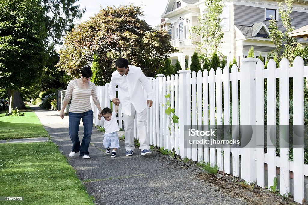 Família Jovem tendo uma caminhada ao bairro - Foto de stock de Andar royalty-free