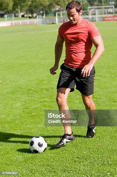 Jogador De Futebol Soccer - Fotografias de stock e mais imagens de 30-39 Anos - 30-39 Anos, Adulto, Adulto de idade mediana