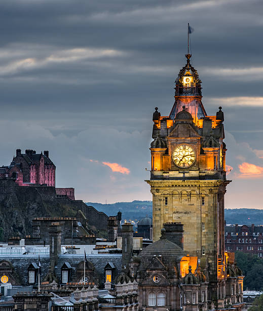 château d'édimbourg et de paysage urbain de nuit, ecosse, royaume-uni - edinburgh scotland castle skyline photos et images de collection