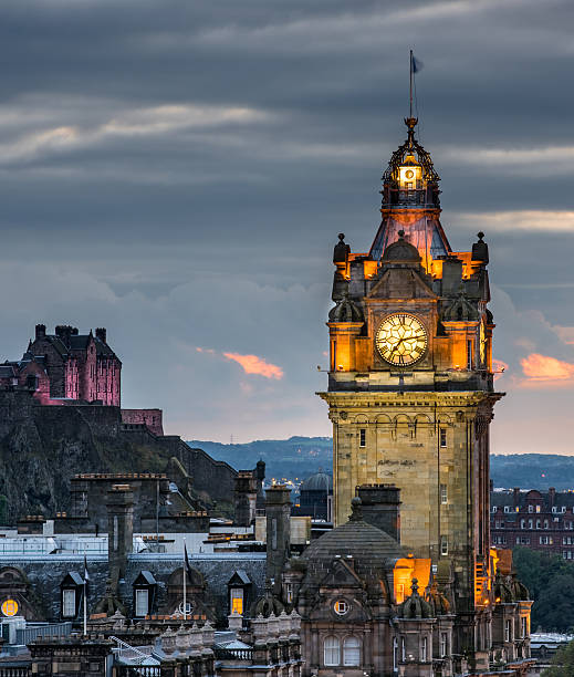 edinburgh castle i krajobraz miejski w nocy, szkocja, zjednoczone królestwo - calton zdjęcia i obrazy z banku zdjęć