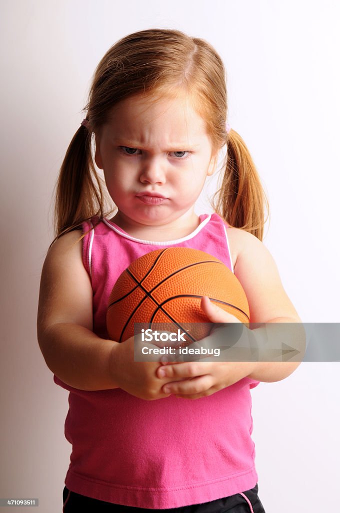 Tough menina com bola de basquete - Foto de stock de 2-3 Anos royalty-free