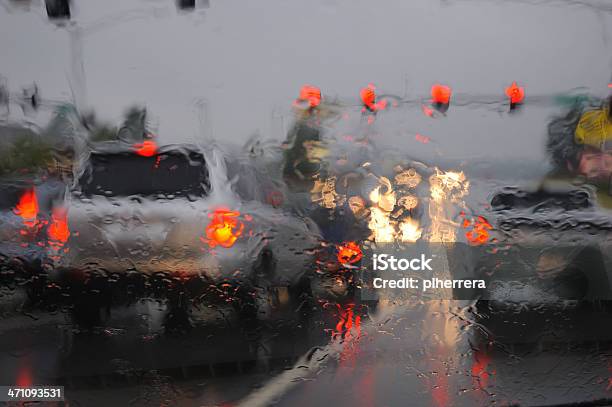 Photo libre de droit de Conduite Sous La Pluie banque d'images et plus d'images libres de droit de Boire et conduire - Boire et conduire, Circulation routière, Concepts