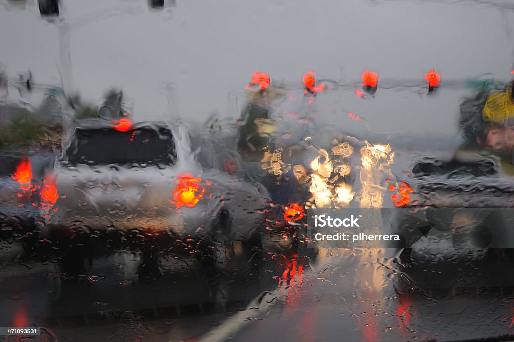 Вождение в дождь - Стоковые фото Автомобиль роялти-фри
