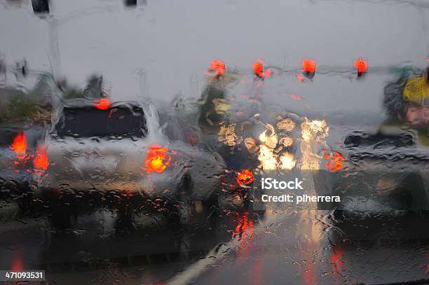 Вождение В Дождь — стоковые фотографии и другие картинки Автомобиль - Автомобиль, Буря, Вечерние сумерки