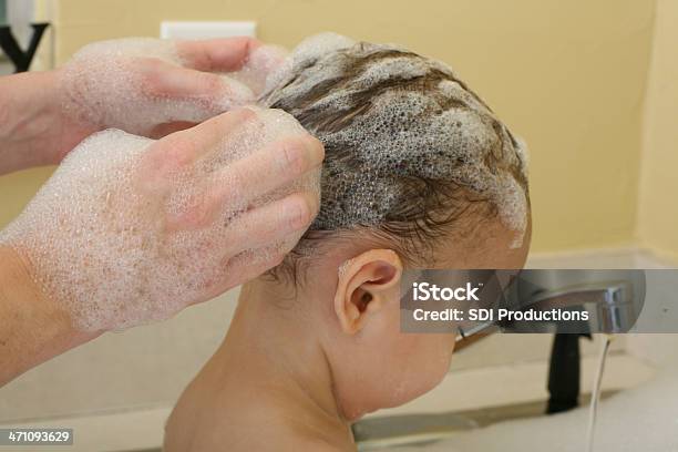 Limpeza De Cabelo - Fotografias de stock e mais imagens de Bebé - Bebé, Infância, Lavar