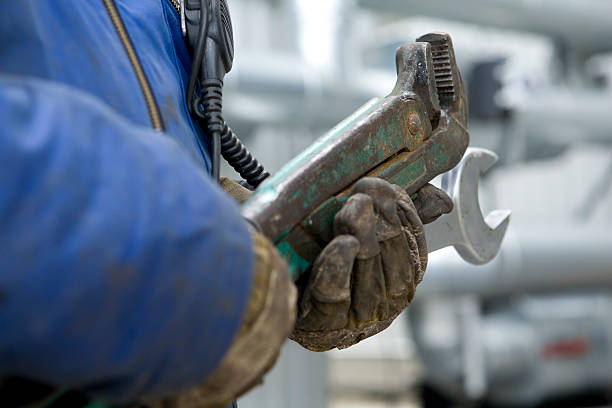 pracownik budowlany z klucz duży - pipefitter zdjęcia i obrazy z banku zdjęć