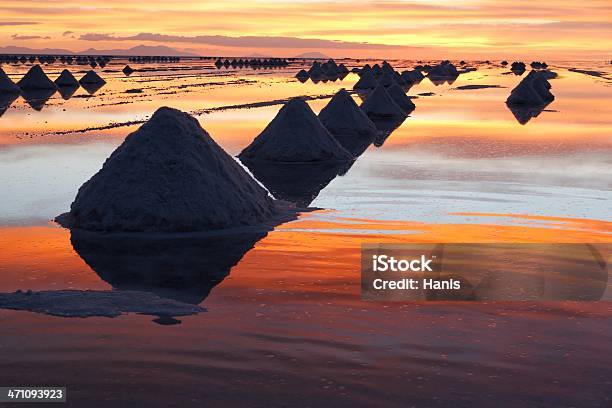 Salar De Uyuni Foto de stock y más banco de imágenes de Agua - Agua, Anochecer, Aventura