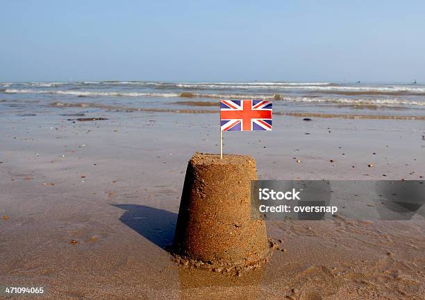 Foto de Castelo De Areia e mais fotos de stock de Castelo de areia - Estrutura - Castelo de areia - Estrutura, Bandeira, Bandeira da Grã-Bretanha