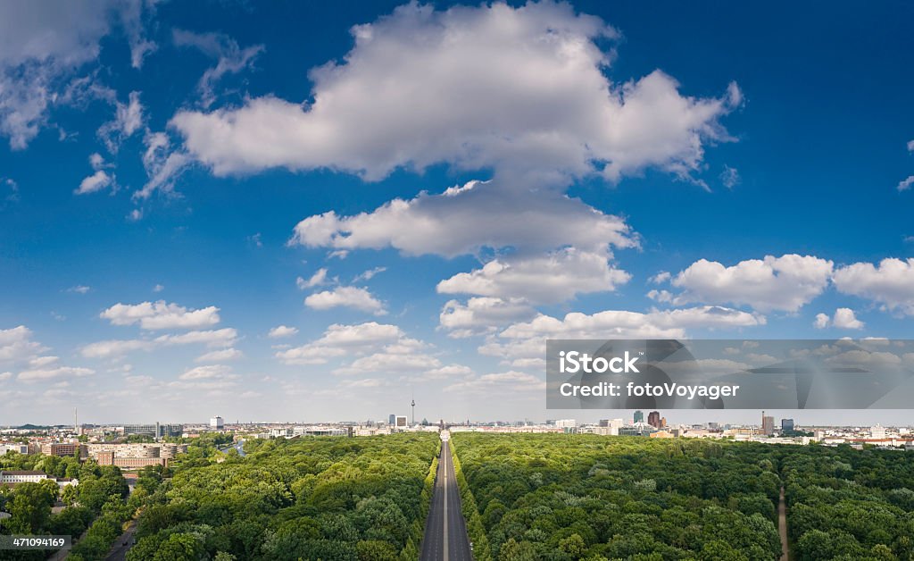 big sky la ville de Berlin - Photo de Avenue Unter den Linden libre de droits