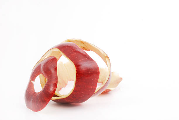 apple peel sur fond blanc - pelure pomme photos et images de collection