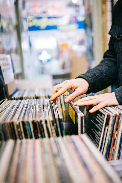 istock Second hand vinyl records in a record store, hands searching 471094732