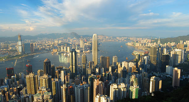 panoramica di hong kong: victoria baia al tramonto - admiralty bay foto e immagini stock