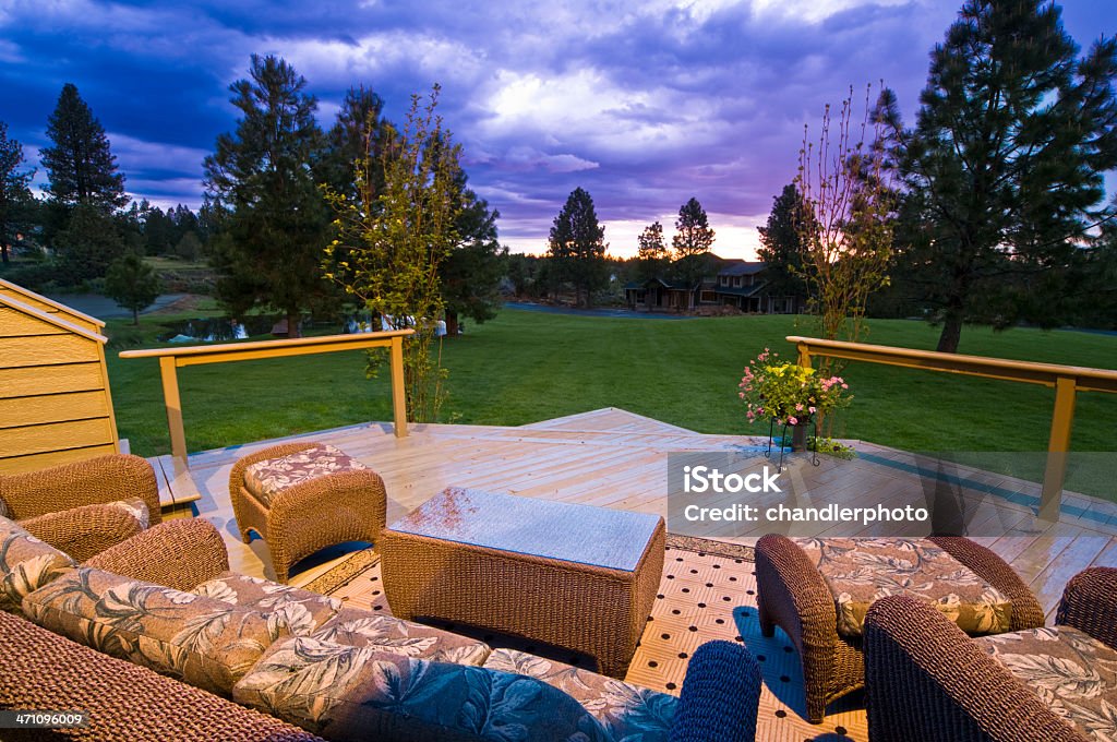 Terrasse mit Blick auf den Rasen mit schweren Wolken - Lizenzfrei Geländer Stock-Foto