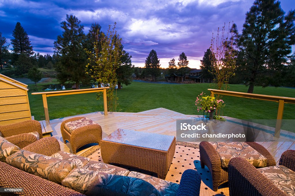 Terraza con vista de la hierba con nubes altas - Foto de stock de Baranda libre de derechos