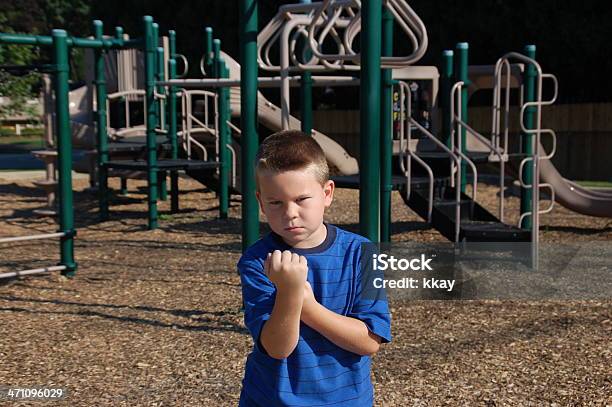 Pátio De Escola Bully - Fotografias de stock e mais imagens de Intimidar - Intimidar, Criança, Parque Infantil