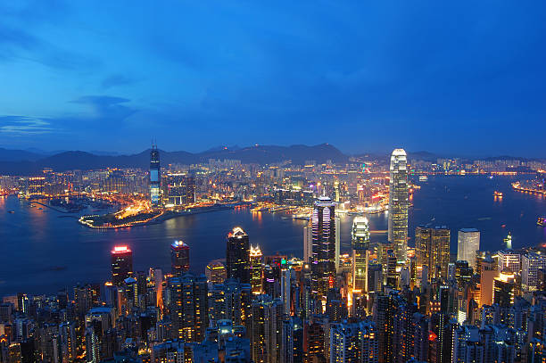 panoramica di hong kong: victoria bay al crepuscolo - admiralty bay foto e immagini stock