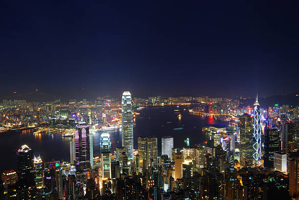 hong kong: victoria harbour di notte - admiralty bay foto e immagini stock