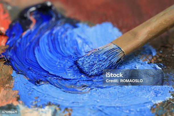 Photo libre de droit de Pinceau Avec Bleu Peinture À Lhuile Sur Une Palette Classique banque d'images et plus d'images libres de droit de Palette