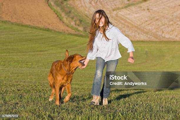 Lea Und Rio Stockfoto und mehr Bilder von Hund - Hund, Beißen, Kind