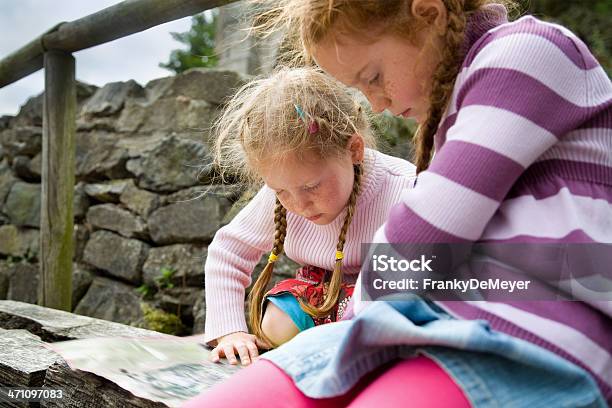 Ragazze Leggere La Mappa - Fotografie stock e altre immagini di 4-5 anni - 4-5 anni, 6-7 anni, Allerta