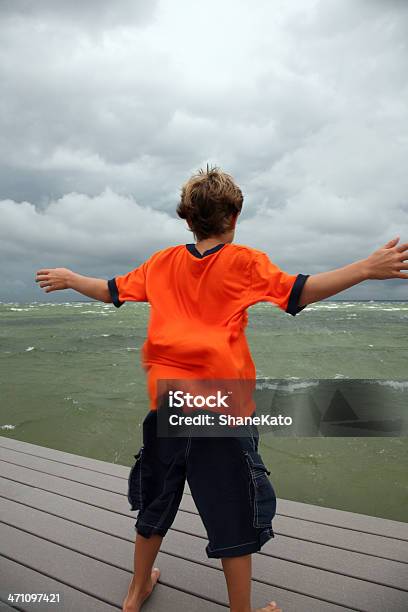 Mann Gefangen In Starken Wind Schneesturm Und Blasen Stockfoto und mehr Bilder von Gewitter