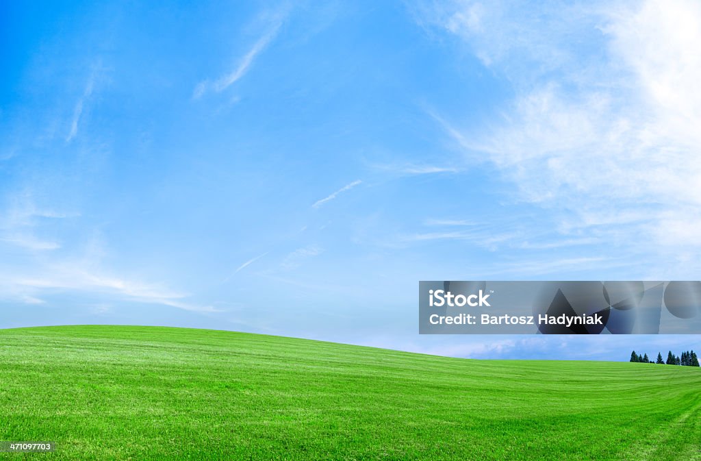 パノラマに広がる春ランドスケープ 95MPix XXXXL meadow 、青い空、雲 - カラー画像のロイヤリティフリーストックフォト