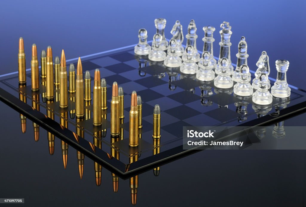 군용동물에는 체스판 전쟁, 구리 방연광 염려하다 VS 크리스탈잔 유리컵 - 로열티 프리 미사일 스톡 사진